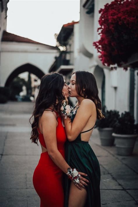 Cute Couple In 2020 Woman Loving Woman Women Lesbian