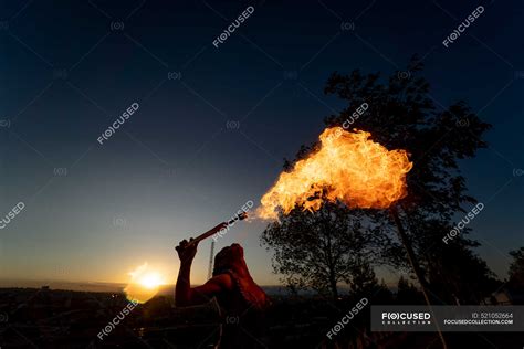 Fire Eater Woman Performing Spit Fire At Sunset — Show Evening Stock