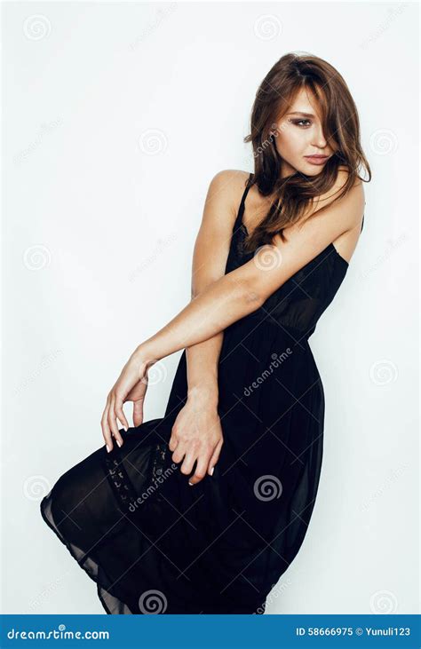 Jolie Femme De Jeune Brune Dans La Pose Noire De Robe Image Stock Image Du Modèle