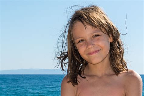 Deniz Kenarında Bir Plajda Poz Güzel Bir Kız Stok Fotoğraflar And 13 19 Yaş Arası‘nin Daha Fazla