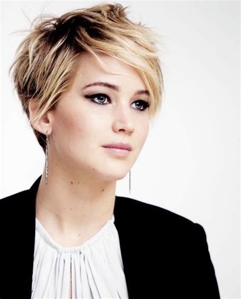 Jennifer Lawrence Idée De Coupe Courte Femme Cheveux Balayage Frange Asymétrique Tenue Femme