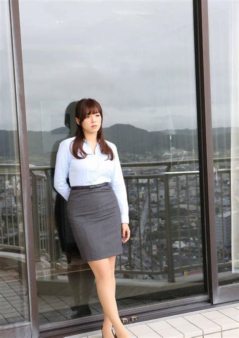 日本女星筱崎爱一身职业装写真，依然能秀出美好身段 闲人网busymans
