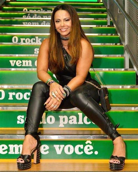 Viviane Ara Jo Cai No Samba E Exibe Corpo Escultural Em Ensaio Da Beija