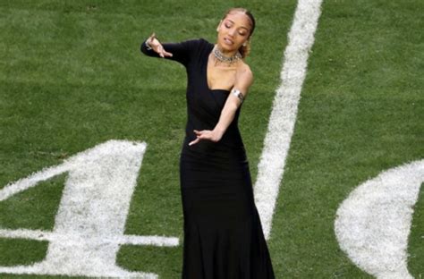 Rihanna Super Bowl Sign Language Interpreter Goes Viral