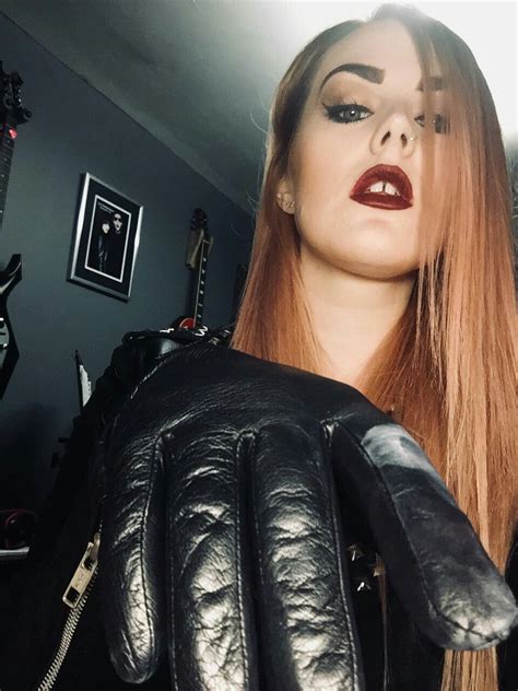 Goddess Hella In 2020 Leather Mistress Leather Gloves Leather Fashion