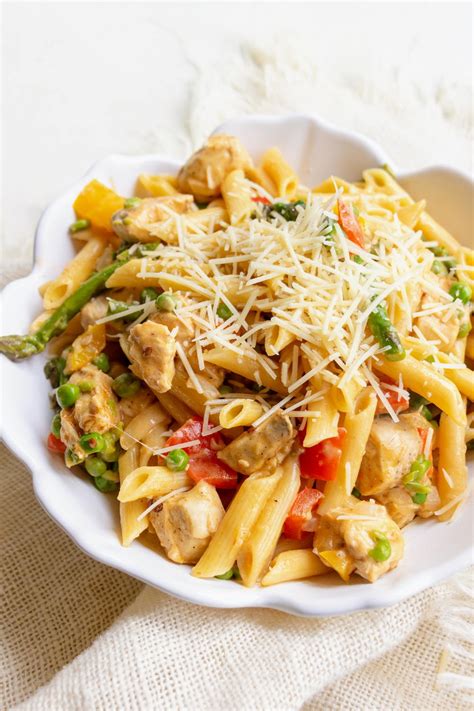 Pasta makes for an easy and economical vegetarian meal. Spicy Chicken Chipotle Pasta Recipe | RecipeLion.com