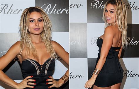 Fernanda Lacerda A Mendigata Do P Nico Autografa Sua Playboy Em S O Paulo Ofuxico
