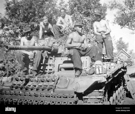Soldaten Der 3 Ss Panzer Division „totenkopf An Bord Ihres Panzer Iii
