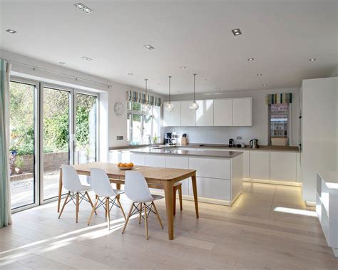 A black and white scandinavian color scheme makes this breakfast nook and the adjacent kitchen look larger and more spacious than they really are. 16 Staggering Scandinavian Kitchen Designs For Your Modern House | Kitchen diner extension ...