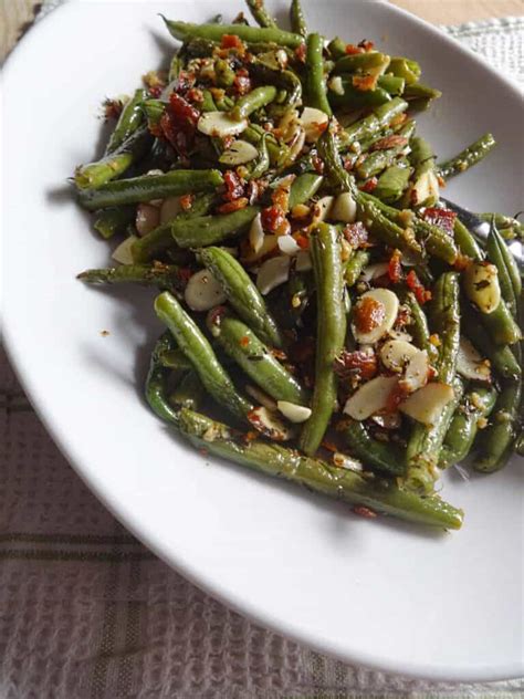 I can't believe i haven't done this before. Green Beans Almondine Recipe (with Bacon) - Savory With Soul