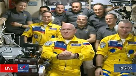 السبب في أن رواد الفضاء الروس يرتدون بدلات صفراء أثناء وصولهم إلى محطة الفضاء Infobae