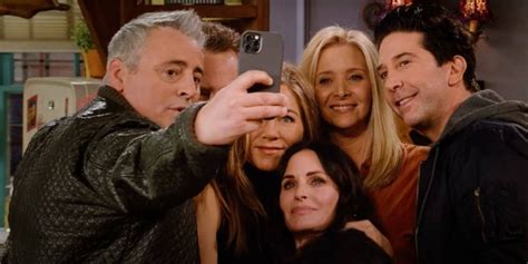 كيف تغيرت ملامح أبطال مسلسل Friends بعد 17 عاماً الرجل