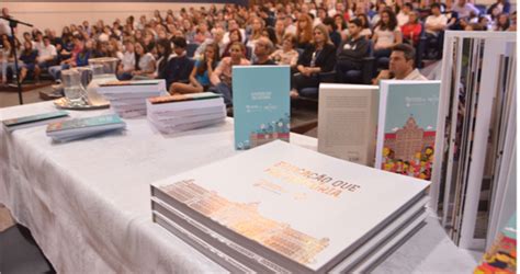 Cc Realiza Cerimônia De Lançamento De Livros Colégio Catarinense