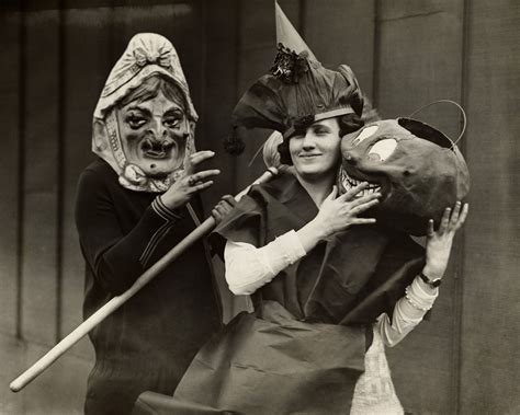 Creepy Vintage Halloween Photos That Are Absolutely Haunting