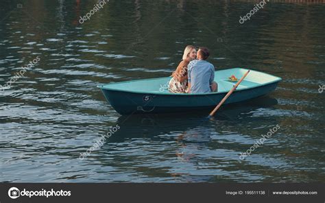 Pareja Romántica En El Lago Fotografía De Stock © Deklofenak