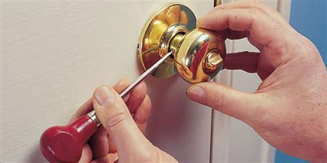 Cara mengganti daun pintu gagang pintu kunci pintu yang rusak. Cara Memperbaiki Gagang Pintu yang Longgar