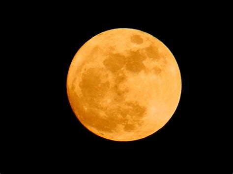 Какого цвета луна на самом деле фото