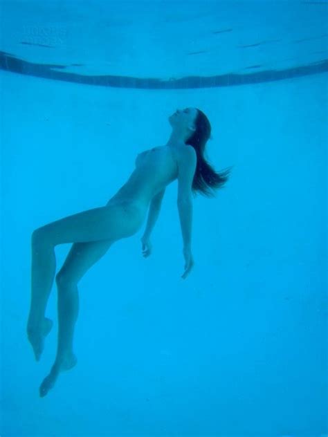 【画像】全裸で泳いでる女が ”水中で” 激写されるこれはエロい ポッカキット