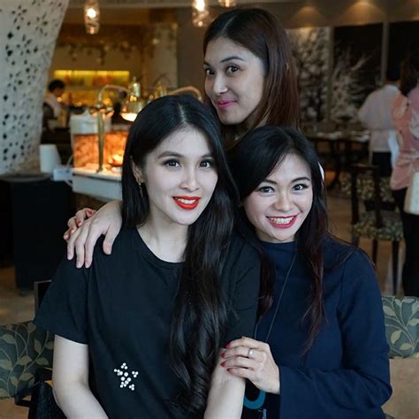 Kayak Kembar Ini Potret Kompaknya Sandra Dewi And Adiknya Kartika Dewi