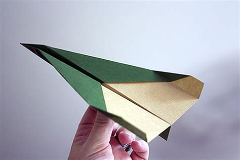 L'avant, le corps, l'arrière et les ailes. Avion facile en papier