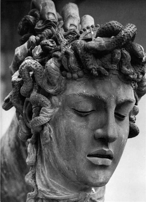 Persée Tenant La Tête De Méduse Benvenuto Cellini 1545 1554 Medusa