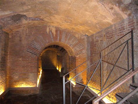 File:Napoli sotterranea - teatro greco 1030777.JPG - Wikimedia Commons