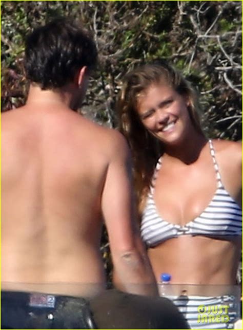 Leonardo DiCaprio Nina Agdal Have A Steamy Makeout Session In Malibu Photos Photo