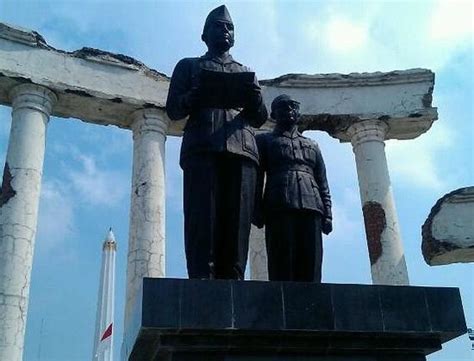 Monumen Proklamasi Picture Of Tugu Pahlawan Surabaya Tripadvisor