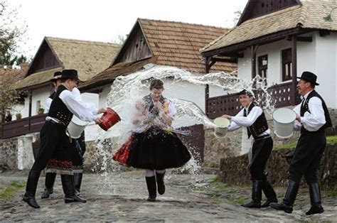 Authentic hungarian a locsolkodás húsvéti hagyománya szerint húsvéthétfőn hajnaltól kezdve a fiúk vízzel locsolják meg az ismerős lányokat. Röviden a Húsvétról és a hagyományokról! - 2060.blog ...