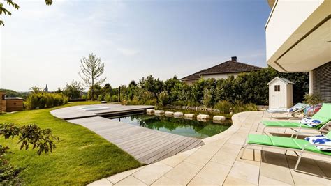 This Yard Helps To Showcase How Different Materials Can Be Mixed When