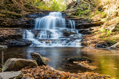 Foto De Waterfalls Are Surrounded By Colorful Fall Foliage At Ricketts