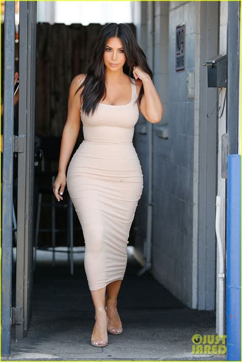 Kim Kardashian Flaunts 26 Inch Waist In Skin Tight Dress Photo 3673087
