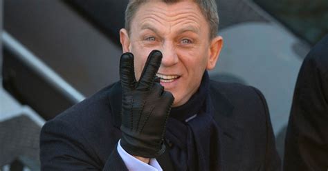 James Bond Spectre Daniel Craig Plays Up To Paps On Set Metro News