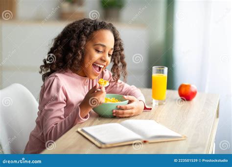 Linda Adolescente Negra Tomando Un Saludable Desayuno Y Leyendo Un Libro Mientras Se Sienta En