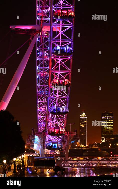 London Eye Bei Nacht London England Uk Stockfotografie Alamy