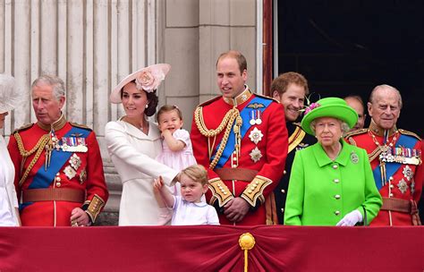 Meglio il pinguino di harry o il welsh corgi incoronato della regina? Rigide regole di corte per la famiglia reale inglese ...