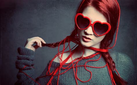 배경 화면 검은 모델 초상화 안경을 든 여성 색안경 빨간 유행 의류 머리 색깔 시원한 아름다움 어둠 복장 1920x1200px 시력 보호