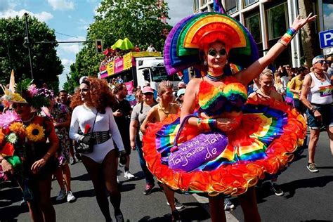 Because of the corona pandemic, the csd should be a few sizes smaller. Fotos: Hunderttausende feiern den CSD in Berlin - Panorama ...