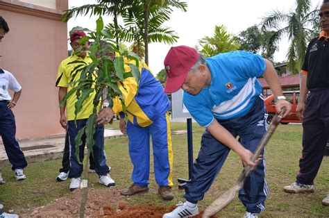 124 manfaat gotong royong di rumah desa dan sekolah lihat gambar full gambar ini bersumber dari link : UNIT SEKOLAH RENDAH: Gotong - Royong Perdana Jabatan Pelajaran Negeri Terengganu