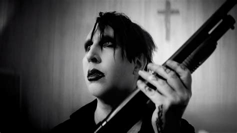 At the age of 18, he relocated to tampa bay, fl, where he worked as a music journalist. Marilyn Manson mit Cover-Version des The Doors-Songs "The End"