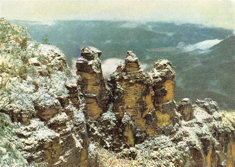 Only 4.0% of winter days see more than 6 inches of. BR102017 snow on the three sisters at katoomba blue ...