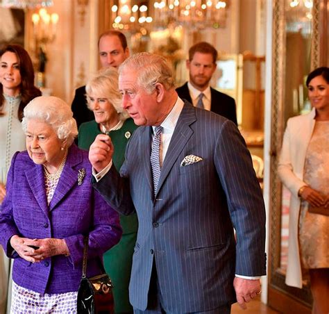 Família Real Britânica Celebra Os 50 Anos Da Coroação Do Príncipe