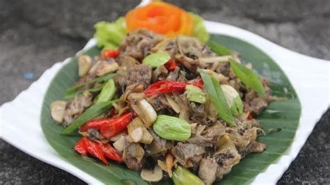 Jantung pisang, 500 gram kaldu daging sapi bubuk, 2 sendok makan daun salam, 2 lembar resep oseng jantung pisang pedas bahan: Resep Gulai Sayur Jantung Pisang Super Enak | Radja Masak