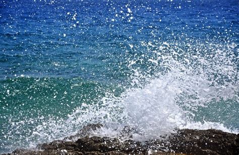 Premium Photo Powerful Sea Waves Crushing A Rocky Beach