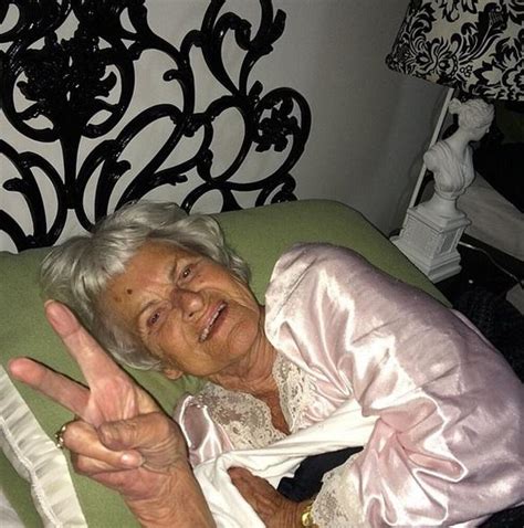 la abuela que está dando que hablar por sus selfies en instagram
