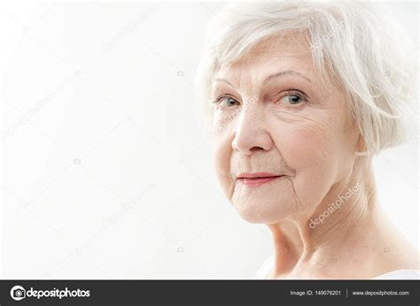 serine dame âgée avec des rides sur le visage image libre de droit par iakovenko123 © 149076201
