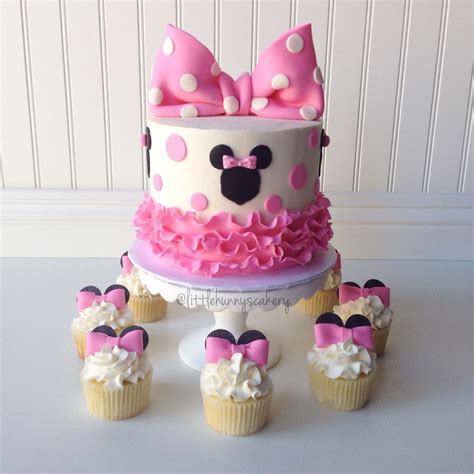 Minnie Mouse Cake And Cupcakes Bolo Da Minnie Mouse Minnie Cake Minnie Mouse Theme Pink