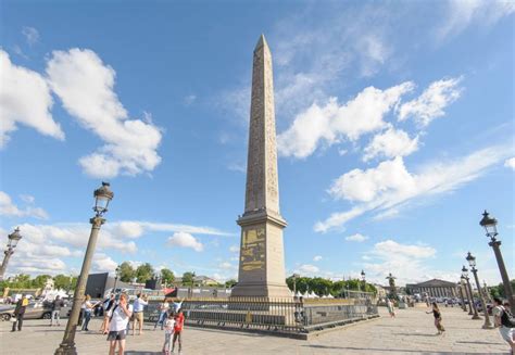In the middle of the place de la concorde, stands the 3200 years old obelisk coming from the egyptian temple of luxor where it was marking the main entrance. Place de la Concorde - paryski Plac Zgody - Zwiedzamy Paryż