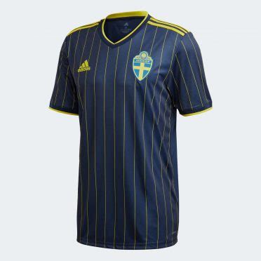 La divisa da trasferta è invece in un look total blu , con un colletto molto tradizionale che richiama un calcio d'altri tempi. Maglie Svezia Europei 2021, tutte le novità di Adidas