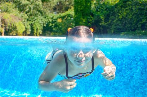 Glückliches Mädchen Schwimmt In Der Unterwasser Aktiven Kinderschwimmen Des Pools Und Im